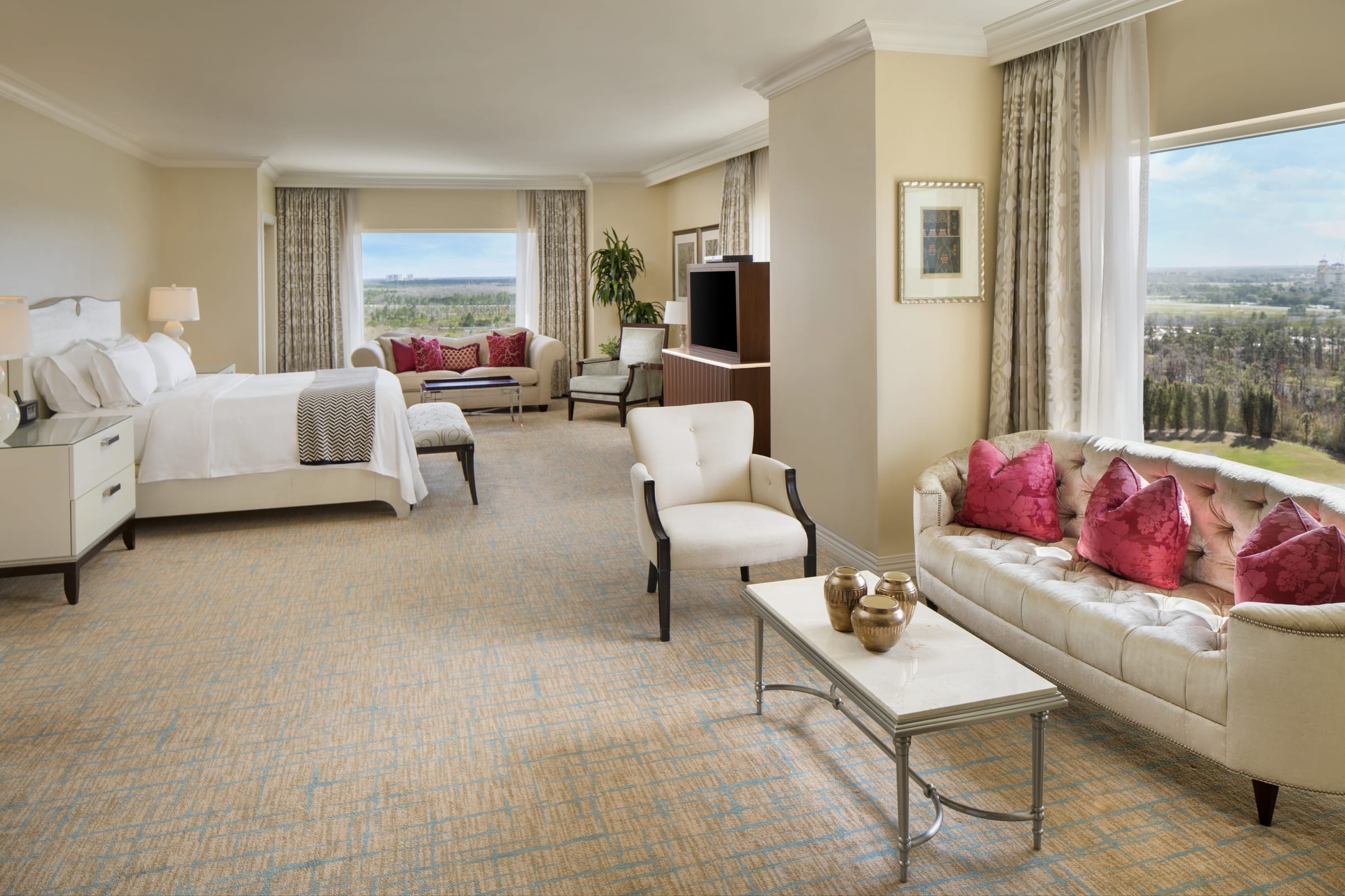 Presidential Suite - Spacious bed room with sitting area