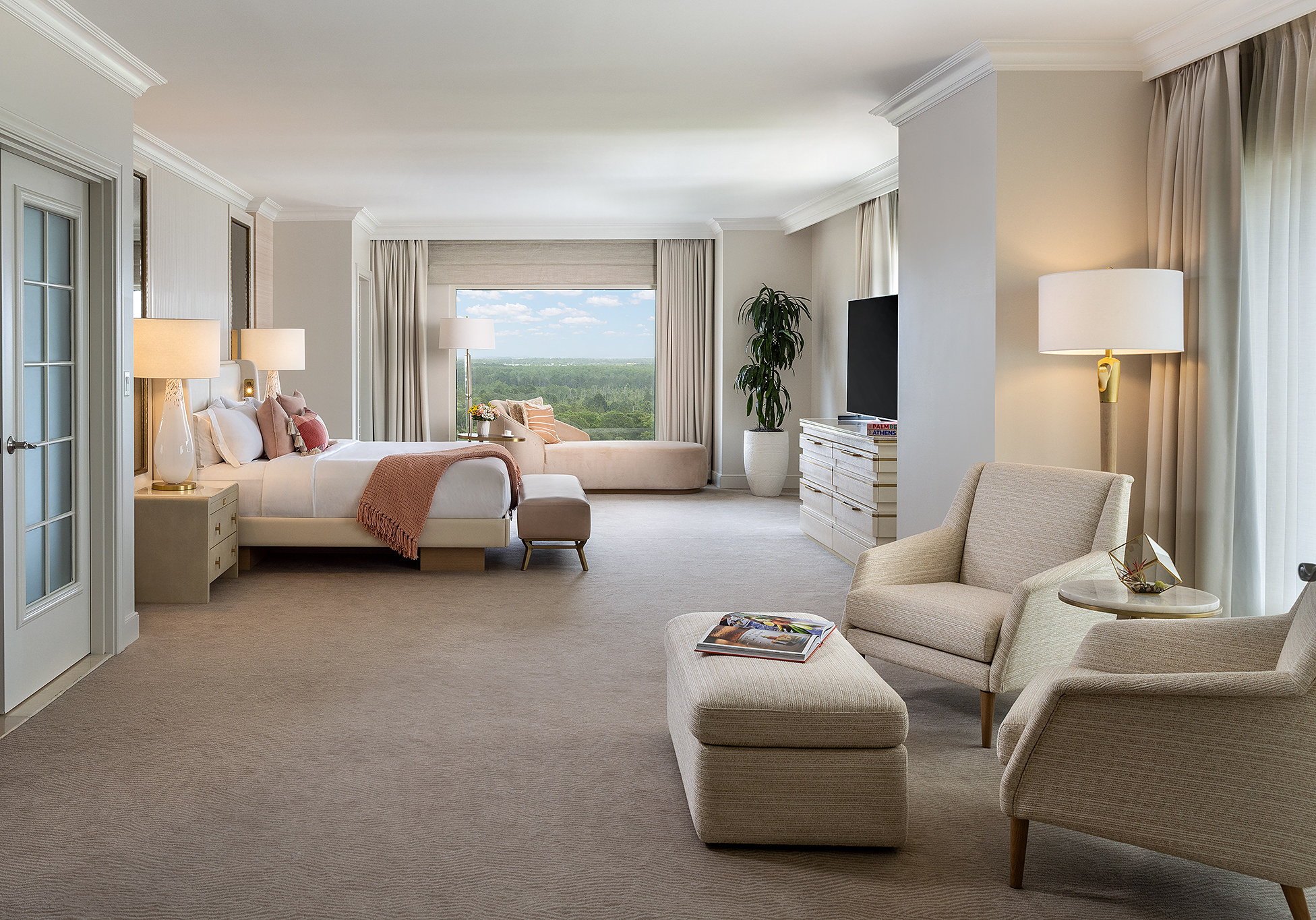 Presidential Suite - Spacious bed room with sitting area